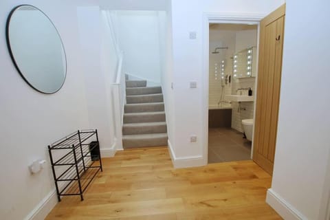 Modern Apartment for Contractors & Small Groups by Stones Throw Apartments - Free Parking - Sea View Apartment in Worthing