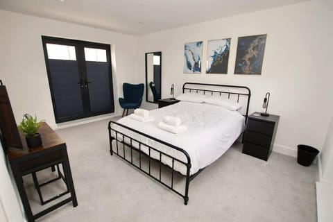 Modern Apartment for Contractors & Small Groups by Stones Throw Apartments - Free Parking - Sea View Apartment in Worthing