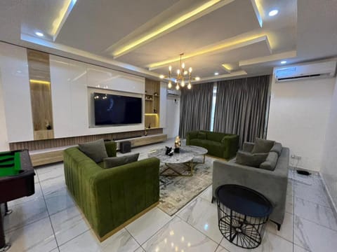Lovely 3-Bed with a Pool next to Four Point Condo in Lagos