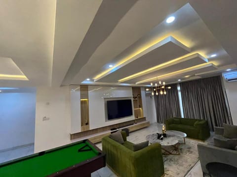 Lovely 3-Bed with a Pool next to Four Point Condominio in Lagos