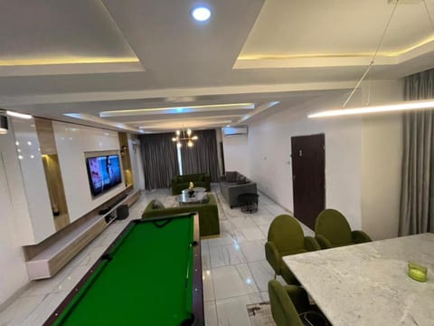 Lovely 3-Bed with a Pool next to Four Point Condominio in Lagos