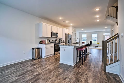 Modern Townhome 4 Mi to Downtown Frederick! Haus in Frederick