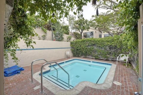 Oceanfront Fully Remodeled 2BR 2BA, Pool, Hot Tub, Gated Parking Copropriété in Solana Beach
