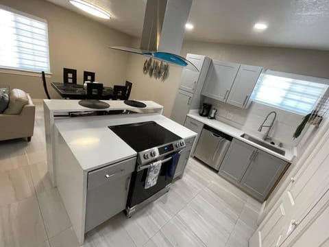 Kitchen or kitchenette, Dining area, dishwasher, minibar, pet friendly, stove