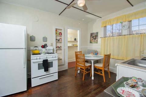 Kitchen or kitchenette, Dining area, minibar, pet friendly, stove