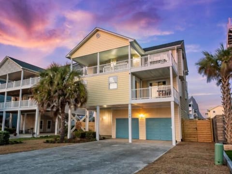 Bombastic Home - Steps to Beach - GameRm - Hot Tub - Pet Friendly House in Surf City