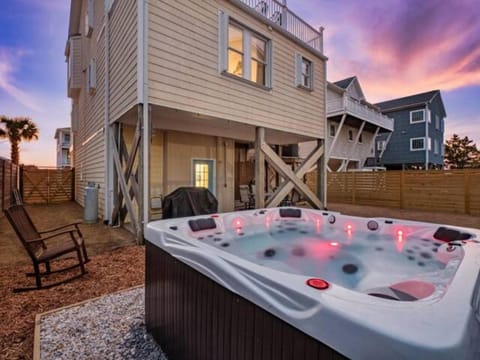 Bombastic Home - Steps to Beach - GameRm - Hot Tub - Pet Friendly Haus in Surf City