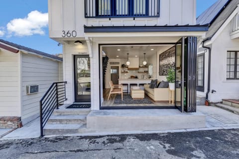 Newly Built Modern Home w Ocean View Rooftop Deck House in Avalon