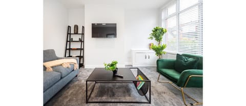 Hassle-Free & Handsome Brand-New 3-Bed Home Eigentumswohnung in Prestwich