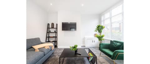 Hassle-Free & Handsome Brand-New 3-Bed Home Eigentumswohnung in Prestwich