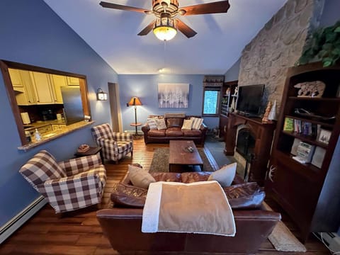 FC17 Stylishly renovated Forest Cottage walk to Bretton Woods ski trails wifi cable ping pong Condominio in Carroll