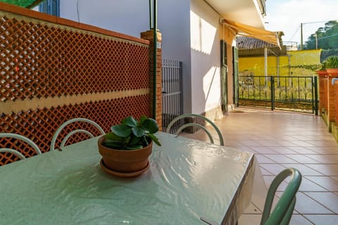 Patio, Day, Balcony/Terrace, Dining area
