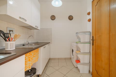 Kitchen or kitchenette, washing machine