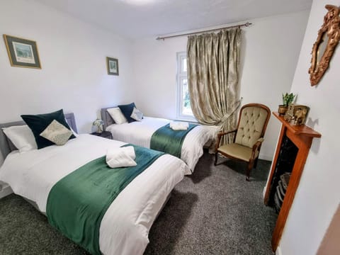 Cute Cottage in Egham Heathrow- 7 Guests 3 bedrooms Condo in Egham