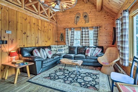 Andover Cabin Retreat with Hot Tub and Fireplace! Maison in Andover