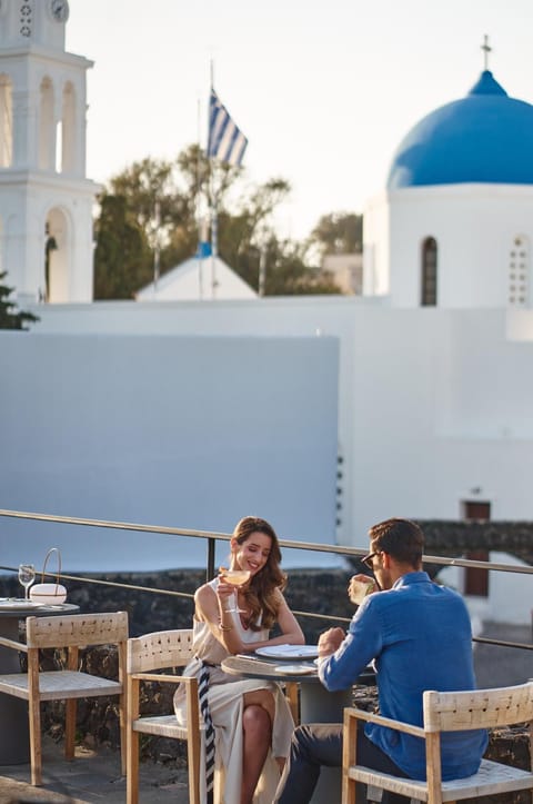 Patio, Day, People, Living room, Seating area, Guests, group of guests