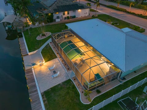 Gulf Access, Pool Table, Heated Pool, Sleeps 12 - Villa Dolphin Sunset House in Cape Coral