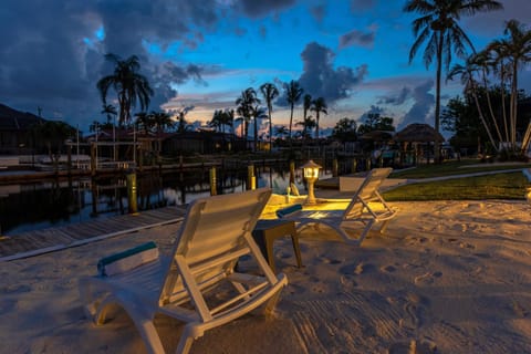 Gulf Access, Pool Table, Heated Pool, Sleeps 12 - Villa Dolphin Sunset House in Cape Coral