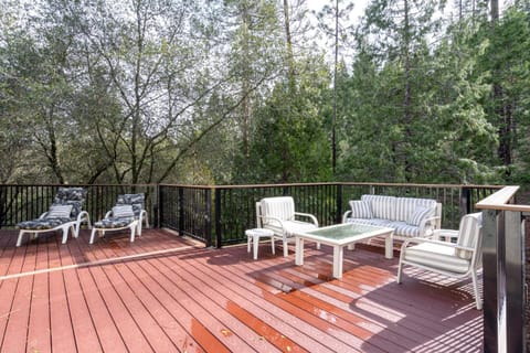 Happy Trails - Updated 3-Bedroom Home with Cozy Sunroom and Spacious Deck home House in Groveland