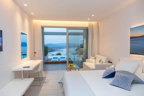 Balcony/Terrace, Photo of the whole room, Sea view, Swimming pool