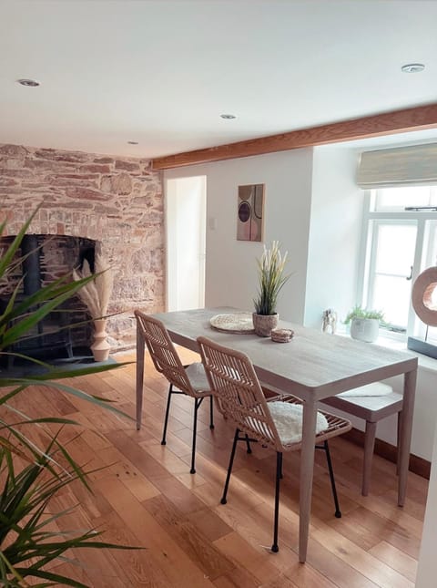 Seapink, Kingsand; luxury Cornish cottage with seaviews, bbq & paddleboards Casa in Kingsand