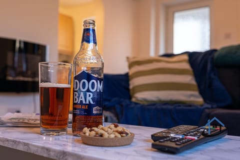 Living room, Food and drinks, Seating area