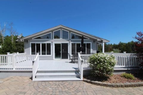 Tranquil Bay Lodge, 3 min walk to sand beach Casa in Lambton Shores