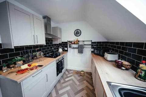 Boho Loft in Somerset - Private Parking Apartment in Mendip District