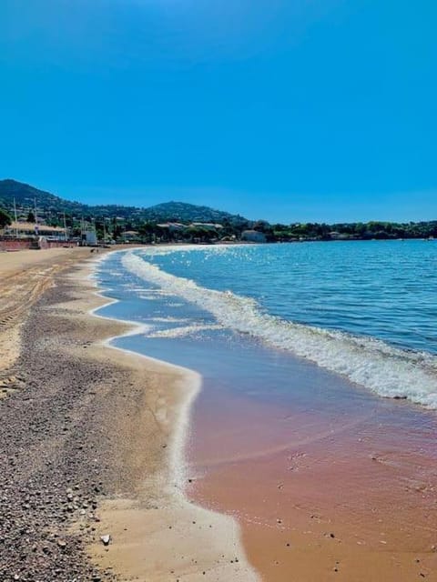 Appartement unique pour 6 - 30m mer - Terrasse - Clim - Parking Apartment in Saint-Raphael