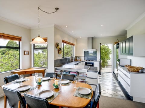 Busby Hill Villa - Havelock North Holiday Home House in Havelock North