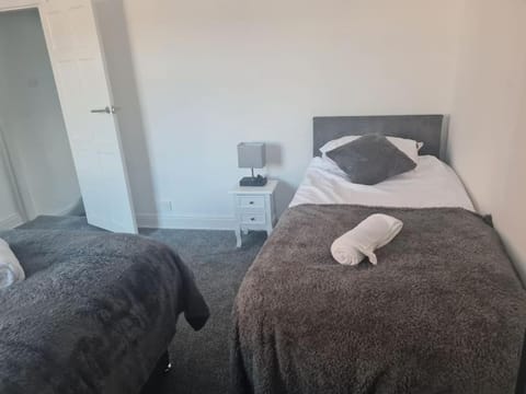 Primrose Stays - 3 bedroom House Condo in Stoke-on-Trent