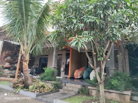 Guest house premium Bed and Breakfast in Bandung