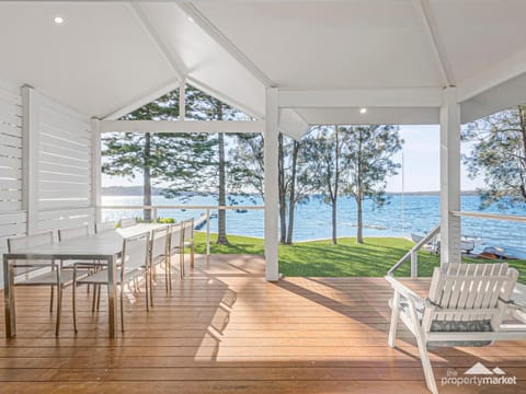 The Lakehouse Retreat Casa in Lake Macquarie