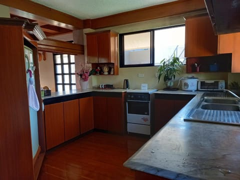 Kitchen or kitchenette, oven, pet friendly, stove