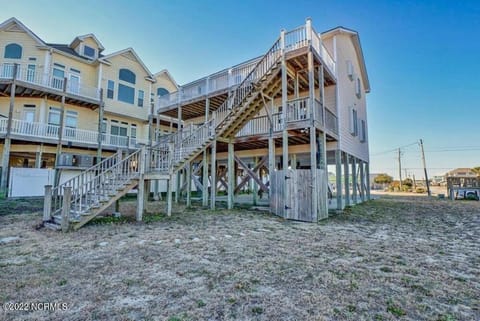 Beautiful 4 bed 3 bath beach cottage with wonderful ocean views House in Surf City