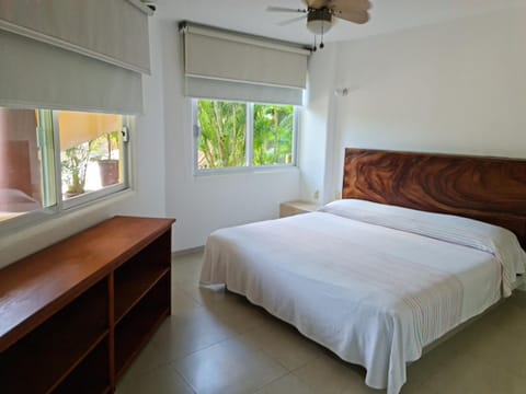 Relaxing ground floor 2 bed 2 bath appartment with pool walking distance from beach Condo in Zihuatanejo