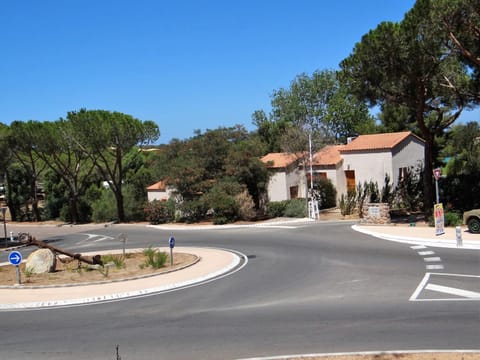 Property building, Day, Neighbourhood, Natural landscape, Street view, Parking