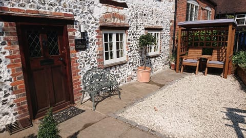 Charming 17th Century 2-Bed Cottage in Medmenham House in Wycombe District