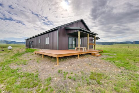 Rural Divide Cabin with Mountain Views! House in Divide