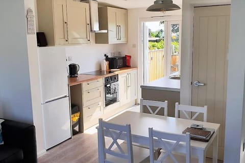 Coffee/tea facilities, Kitchen or kitchenette, Dining area, minibar, pet friendly, stove, toaster