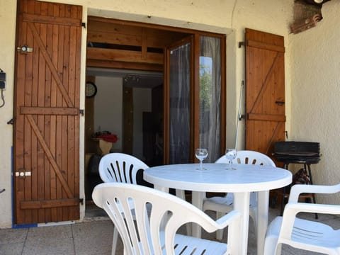 Charmant Studio Mezzanine - Climatisé, Terrasse BBQ, Proche Plage et Commerces - 4 Couchages - FR-1-229-809 House in Gruissan