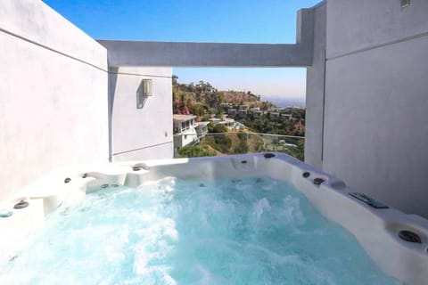 Hollywood Hills Modern Sanctuary–Jaw Dropping View Villa in Beverly Hills