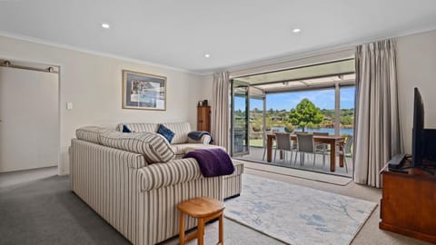 The Lakehouse - Tauranga Holiday Home House in Tauranga