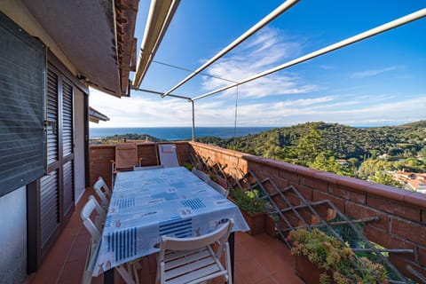 Day, Natural landscape, View (from property/room), Balcony/Terrace, Dining area, Mountain view