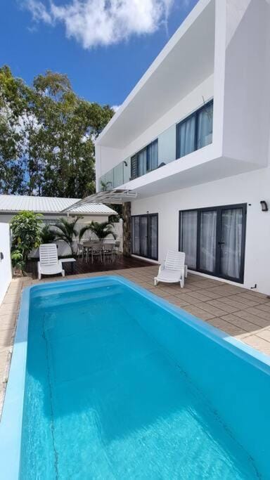 Property building, Patio, Swimming pool, Swimming pool, sunbed