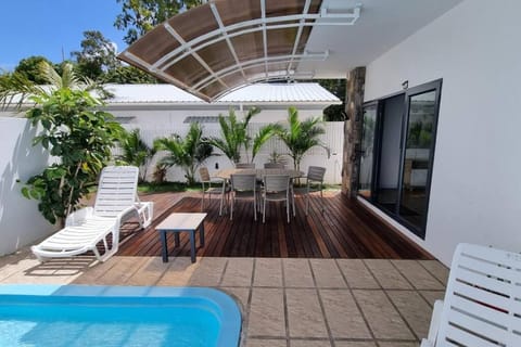 Patio, Swimming pool, sunbed