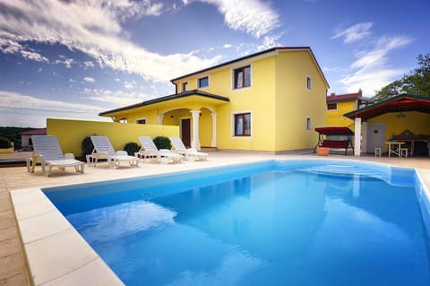Großzügige Villa mit privatem Pool, Liegestühlen, einer Außenküche und einem Grill - Ihr Vierbeiner ist auch willkommen House in Vodnjan