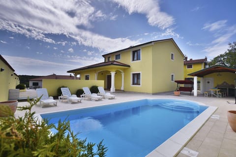 Großzügige Villa mit privatem Pool, Liegestühlen, einer Außenküche und einem Grill - Ihr Vierbeiner ist auch willkommen House in Vodnjan