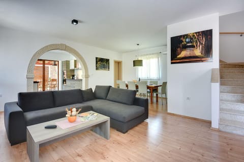 Villa nur 800 Meter zum Strand mit Meerblick, privatem Pool, BBQ und Spielplatz House in Peroj