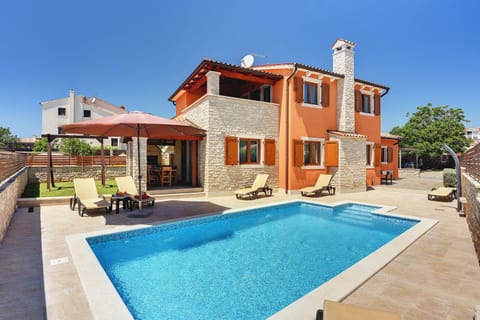 Villa nur 800 Meter zum Strand mit Meerblick, privatem Pool, BBQ und Spielplatz House in Peroj